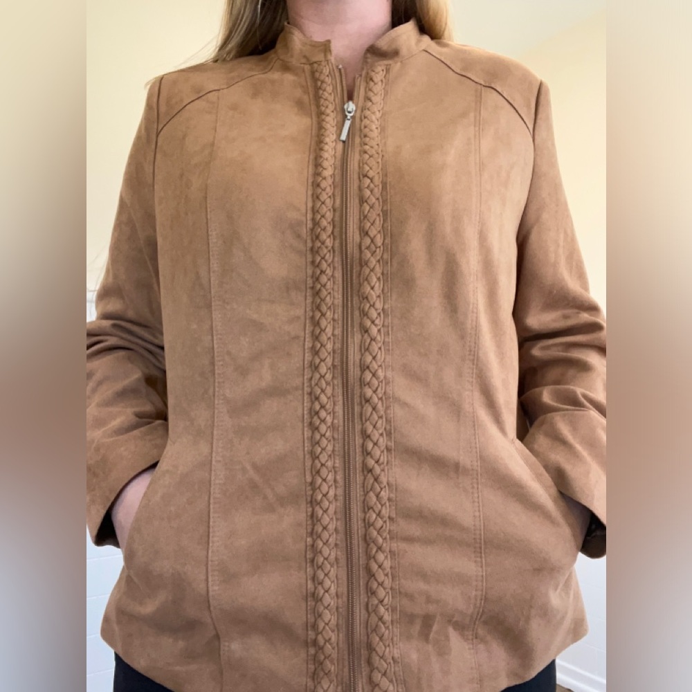 ⚪️Women’s size 14 light jacket. Brand Allison Daley